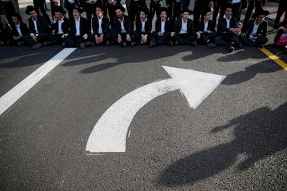 Judíos ultraortodoxos bloquean una carretera para protestar contra el reclutamiento del ejército cerca de Moddin (Israel).