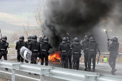 La policía carga contra los agricultores que han cortado la Autovía A92 a la altura de Huetor Tájar, este sábado en Granada. 