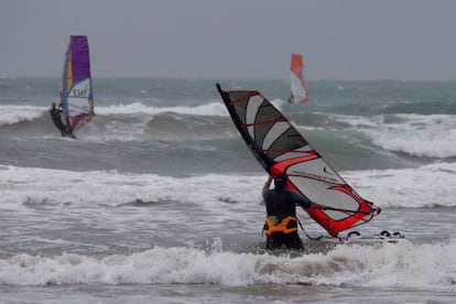 Varios surfistas aprovechan las olas en la playa del Pinar de Castellón de la Plana, este domingo.