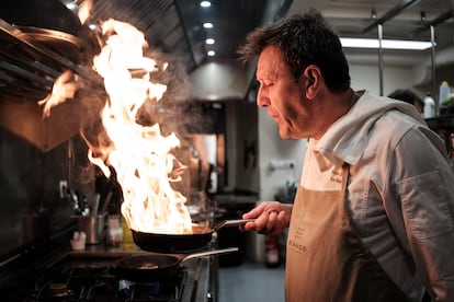 Pepe Ron prepara un plato en la cocina recién reformada de El Blanco.