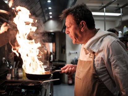Pepe Ron prepara un plato en la cocina recién reformada de El Blanco.