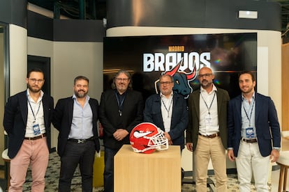 Jaime Martín (el primero desde la izquierda), director general de Los Bravos de Madrid, y José Martín  (el primero desde la derecha), director adjunto, posan junto a los representantes de los equipos de la región de Madrid.