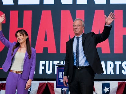 El candidato Robert F. Kennedy Jr. presentó a Nicole Shanahan como su candidata a la vicepresidencia en un evento en marzo de este año en Oakland.