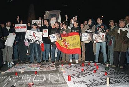 Un grupo miembros de la plataforma <i>Michael Jackson es inocente</i>, en la concentración que organizaron ayer en Madrid.