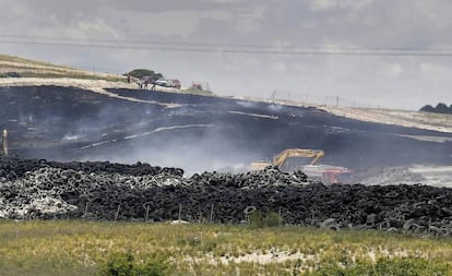 Aspecto del incendio del vertedero ilegal de neumáticos de Seseña, este martes.