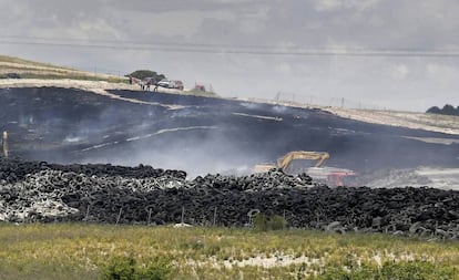 Aspecto del incendio del vertedero ilegal de neum&aacute;ticos de Sese&ntilde;a, este martes.