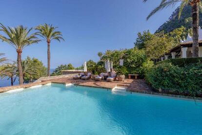 En los jardines de la finca, que ocupa 81 hectáreas, una gran piscina juega a los tonos de azul sobre el mar. |