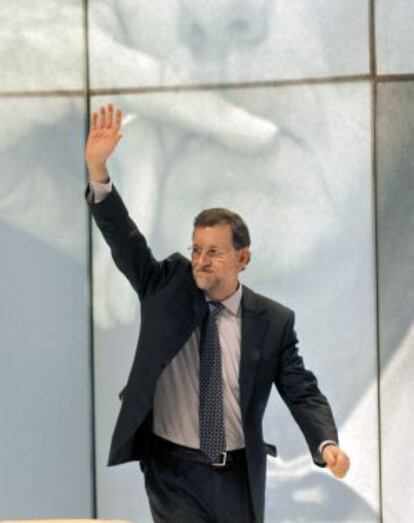 Mariano Rajoy saluda al público en un homenaje a Fraga.