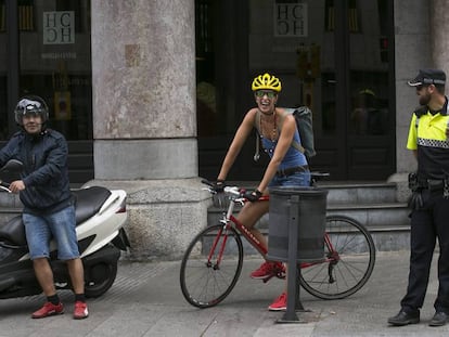 Un motorista, una ciclista i un policia a la Via Laietana