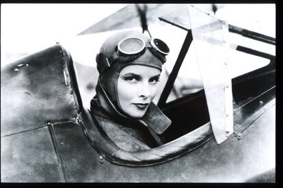 Katharine Hepburn ejerce de piloto en un avión estadounidense.