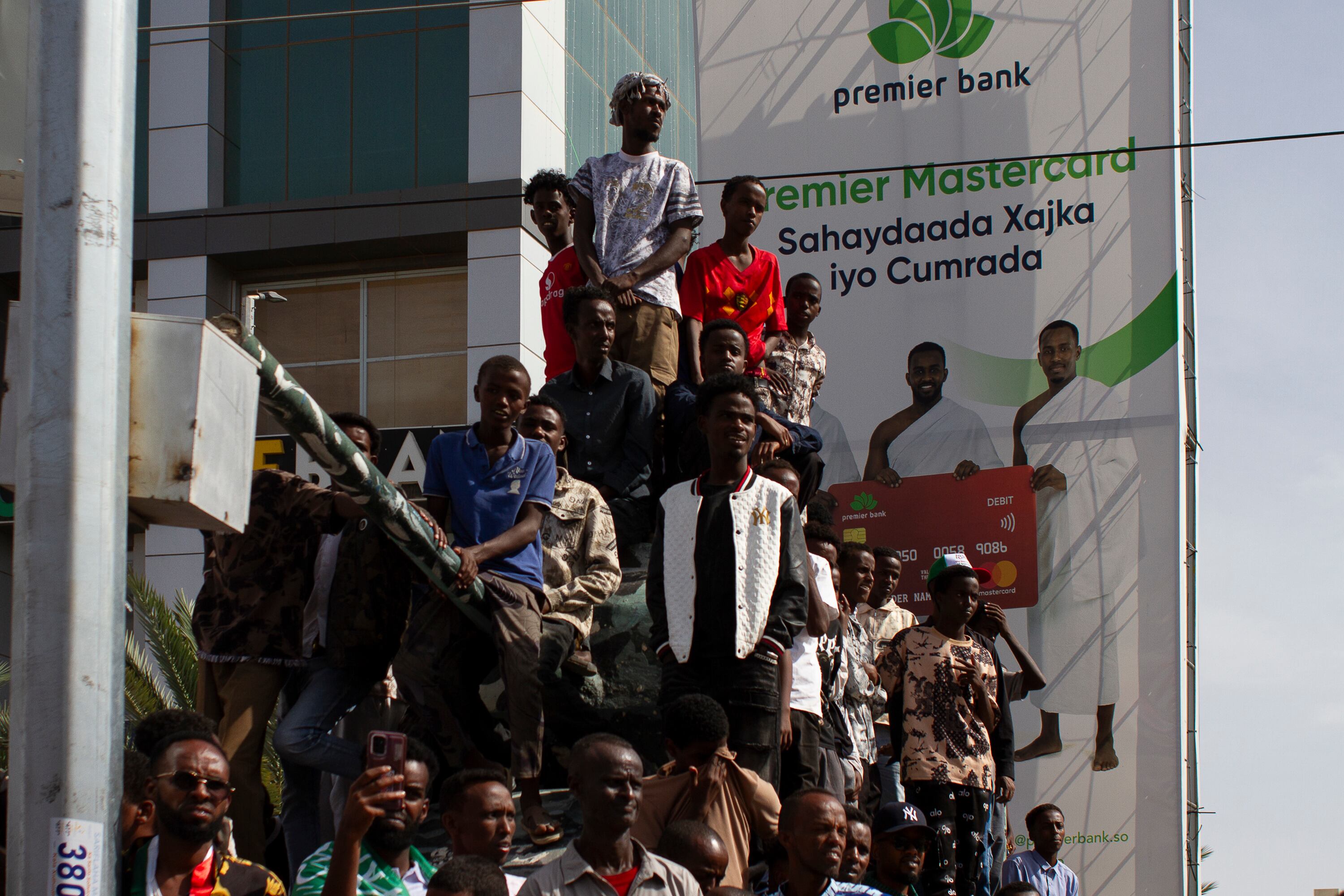 Un grupo de chicos somalilandeses subidos sobre un falso tanque para ver el desfile militar del 18 de mayo en Hargeisa. 