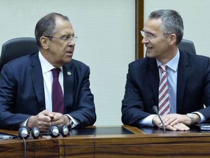 El ministro de Exteriores ruso, Sergu&eacute;i Lavrov, y a la derecha el secretario general de la OTAN, Jens Stoltenberg, la semana pasada en Bruselas.