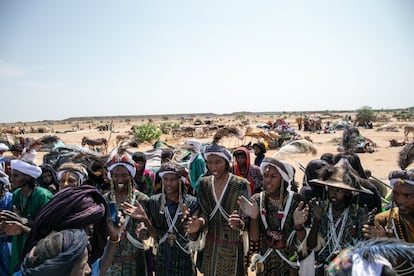 Durante a estação seca (de outubro a maio), os wodaabe viajam a pé, de burro ou de camelo para o sul com suas famílias inteiras. Na cultura Peul Wodaabe o deslocamento com o gado é permanente e eles permanecem em cada pasto por alguns dias. 'La Cure Salé' é a última parada antes da longa jornada e os dias do festival nômade precedem uma rota "que toda vez fica mais difícil, mas não há alternativa", segundo os participantes.