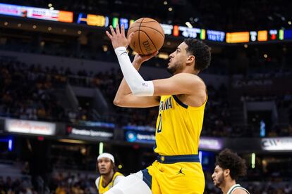 Tyrese Haliburton lanza a canasta durante el partido de este domingo.