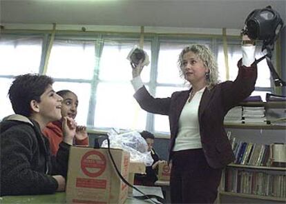 Una profesora israelí enseña a sus alumnos el uso de mascarillas antigás en Jerusalén.