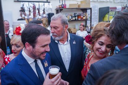 El ministro de Consumo, Alberto Garzón, junto a la titular de Hacienda, María Jesús Montero, el día 5 en la Feria de Abril.
