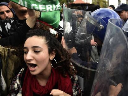 Protesta de los estudiantes algerinos en contra del presidente Abdelaziz Bouteflika, en Alger. 