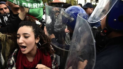Protesta de los estudiantes algerinos en contra del presidente Abdelaziz Bouteflika, en Alger. 