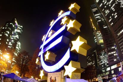 Una escultura con el símbolo de la moneda única situada frente al Banco Central Europeo en Fráncfort.