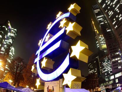 Una escultura con el símbolo de la moneda única situada frente al Banco Central Europeo en Fráncfort.