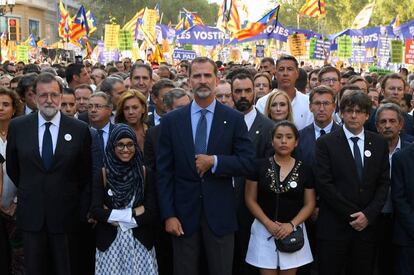 Felipe VI,  Mariano Rajoy y Carles Puigdemont en la manifestaci&oacute;n contra el terrorismo en Barcelona.