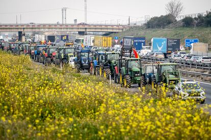 Corte de carretera por los agricultores en la autovía A-42 en el kilómetro 35, a la altura de Illescas (Toledo), el martes