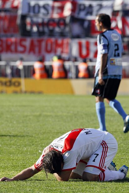 Pavone se lamenta sobre el césped.