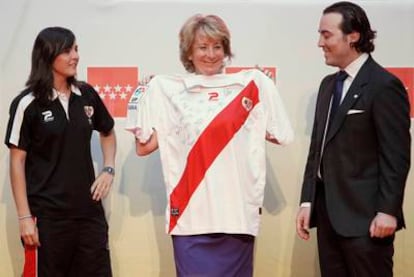 La presidenta regional en funciones recibe a los jugadores del Rayo Vallecano tras su ascenso a Primera.