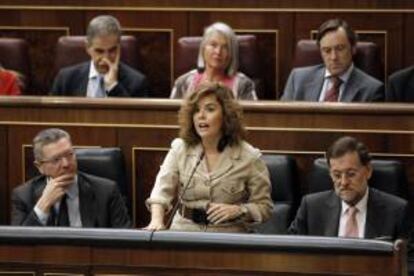 La vicepresidenta del Gobierno, Soraya Sáenz de Santamaría, durante su intervención en la sesión de control al Gobierno. EFE/Archivo