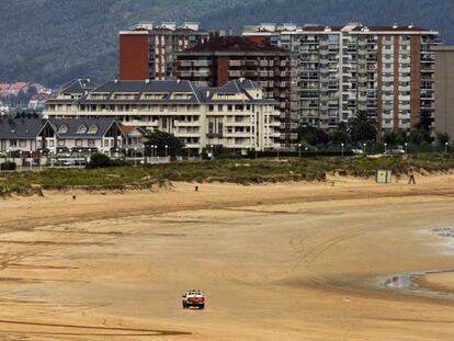 Un todoterreno de la policía patrulla la playa de Laredo tras hacer explosión dos de las bombas.