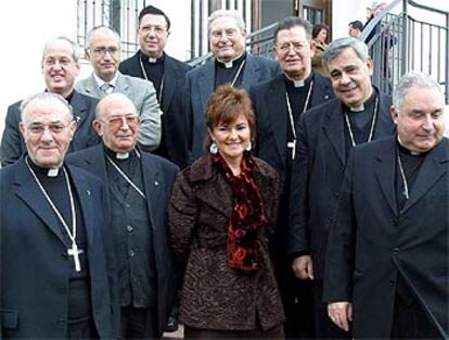 Carmen Calvo y representantes de las diócesis andaluzas, ayer, tras la firma del convenio.