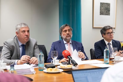 A la izquierda, el presidente del Comité Ejecutivo de Ifema Madrid, José Vicente de los Mozos, el presidente de la Junta Rectora, Angel Asensio, y Daniel Martínez, vicepresidente ejecutivo.