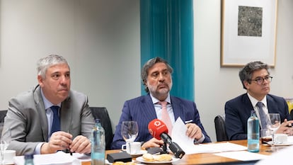 A la izquierda, el presidente del Comité Ejecutivo de Ifema Madrid, José Vicente de los Mozos, el presidente de la Junta Rectora, Angel Asensio, y Daniel Martínez, vicepresidente ejecutivo.