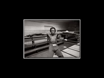 Como fotógrafo oficial estuvo en los festivales de Woodstock y Monterrey y fue colaborador fijo de la revista Rolling Stone. En esta instantánea, capta a Miles Davis, genio del jazz y rupturista del género, en un ring de boxeo. Pocas veces Davis fue visto de manera tan extraordinaria.