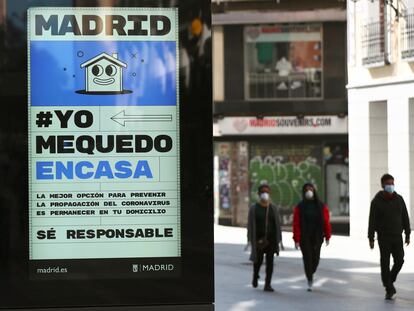 #YoMeQuedoEnCasa saiu das redes e virou campanha nas ruas de Madri, na Espanha, neste sábado.