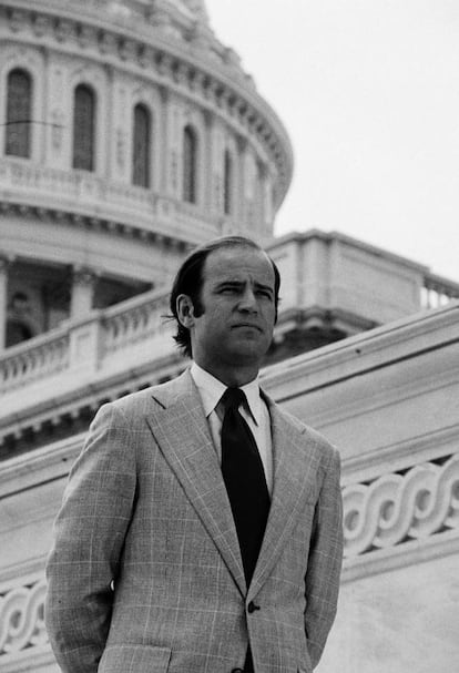 O senador norte-americano Joe Biden é fotografado em frente ao Capitólio dos Estados Unidos, em uma imagem de 1974.