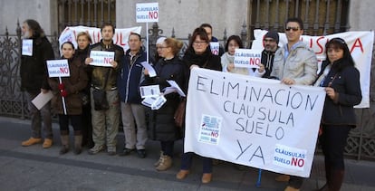 Concentración en protesta por las cláusulas suelo, en una imagen de archivo.