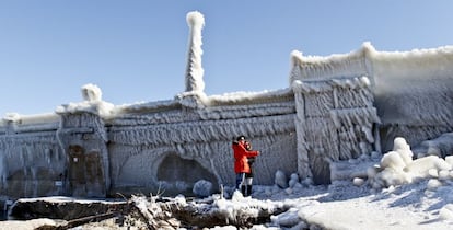 La semana comienza con 22 provincias en alerta por frío y heladas en el interior peninsular, siendo localmente fuertes en zonas altas, como en los Pirineos y otras zonas altas de la península, según las predicciones de la Agencia Estatal de Meteorología (Aemet). En la imagen, una pareja junto al dique helado del embalse de Navacerrada, en Madrid.