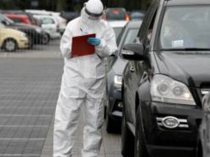 Un hombre con un mono de protección en un control de posibles enfermos de Covid.