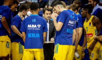 Israel González se dirige a sus jugadores durante un tiempo muerto en la Euroliga. Getty