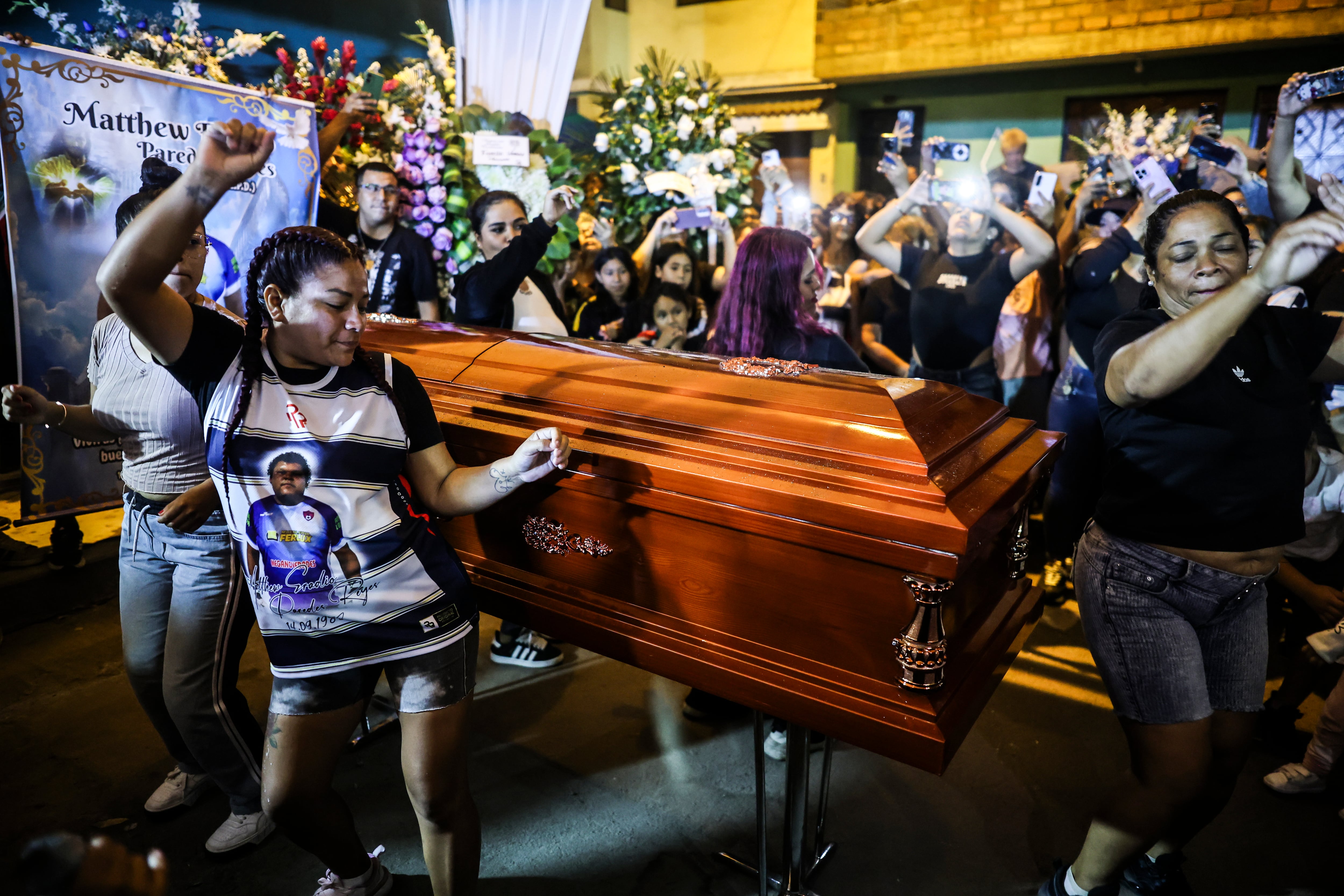 EL CANGRI.Cristian Daniel Guancaguari Armez, más conocido como El Cangri del Callao, animador de velorios, canta en su silla de ruedas ya que 10 días atrás fue operado de los meniscos, hace bailar a varias mujeres al lado del ataúd.El País/Sebastián Castañeda