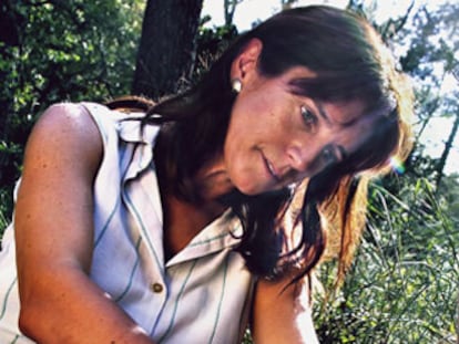 La bióloga Anna Traveset, midiendo plántulas con un cliber, en medio de un encinar,en la isla de Mallorca.