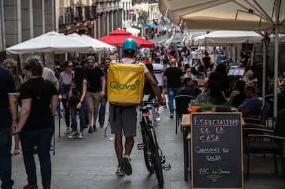 Isabel Díaz Ayuso y Glovo se asocian para llevar comida gratis