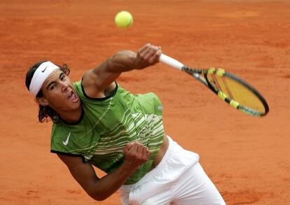 El tenista manacorí devuelve la pelota durante la final del torneo Roland Garros 2005, en la que derrotó al argentino Mariano Puerta.