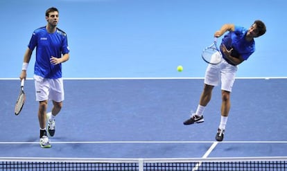 López devuelve una bola ante la mirada de Granollers.