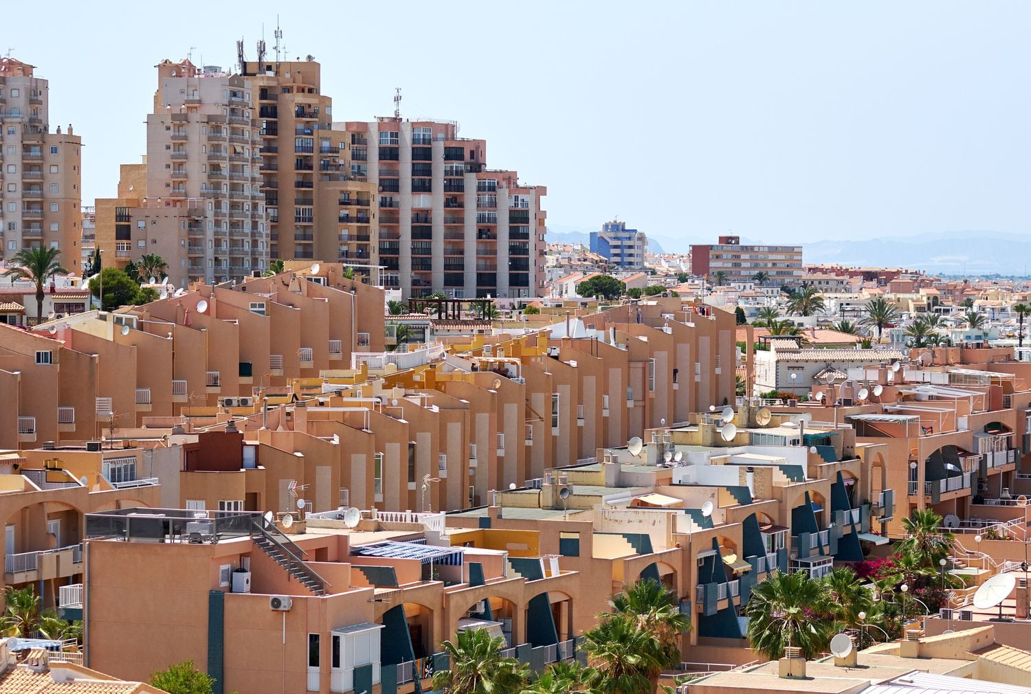 Paisaje de pisos y adosados en Torrevieja, al sur de Alicante.