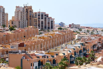 Paisaje de pisos y adosados en Torrevieja, al sur de Alicante.