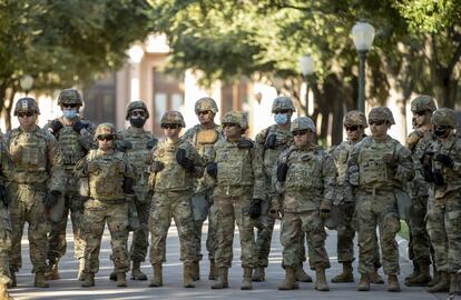 Soldados de la Guardia Nacional del Ejército de Texas se reúnen en el Capitolio en Austin, Texas, durante la jornada electoral.