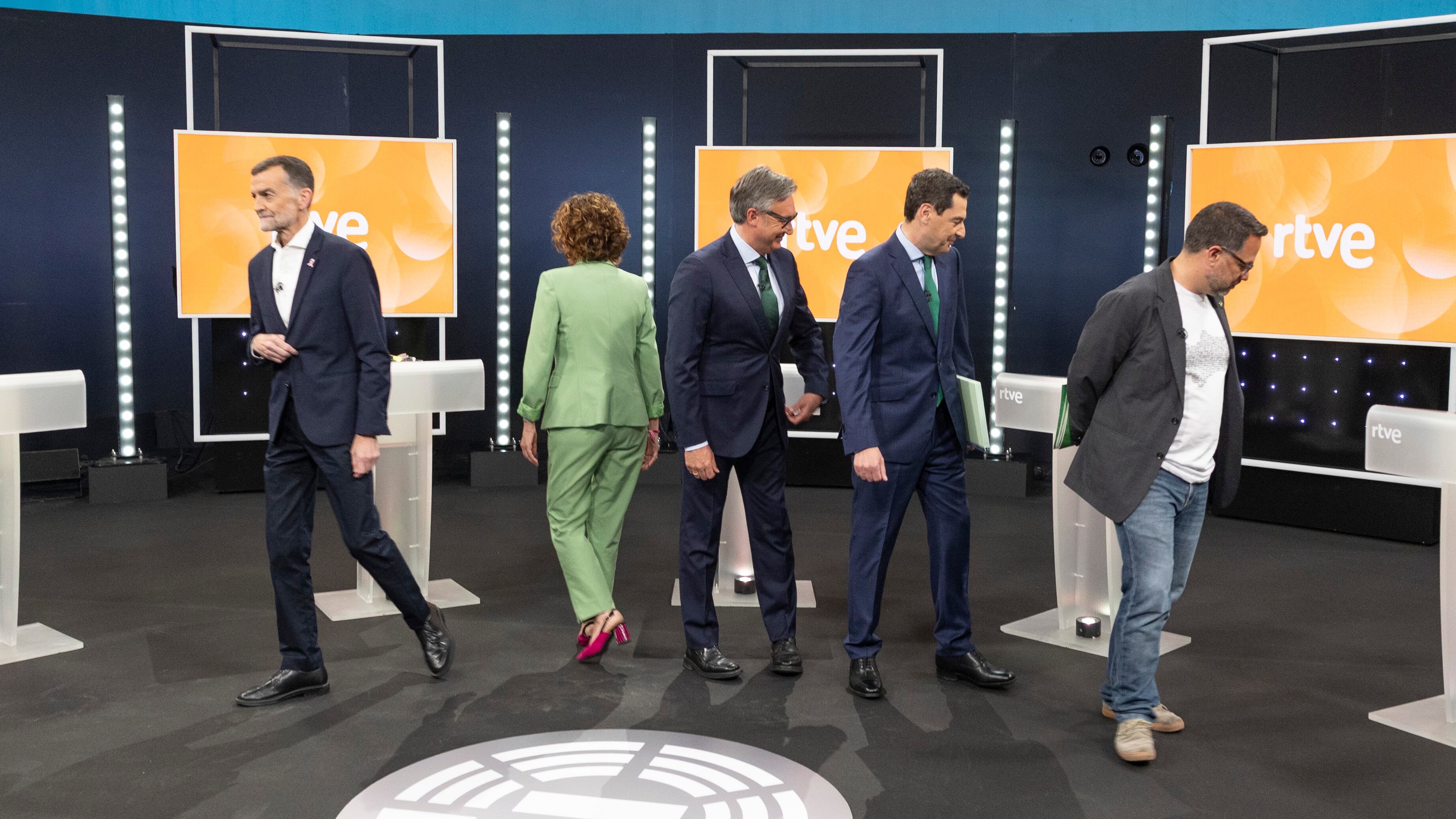 De izquierda a derecha, Antonio Maíllo (Por Andalucía), María Jesús Montero (PSOE-A), Manuel Gavira (Vox), Juan Manuel Moreno (PP-A) y José Ignacio García (Adelante Andalucía) en la sede de RTVE en Andalucía, en Sevilla.