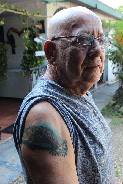 El biólogo, Hugo Franco, muestra el pirarucú que lleva tatuado en el brazo. 